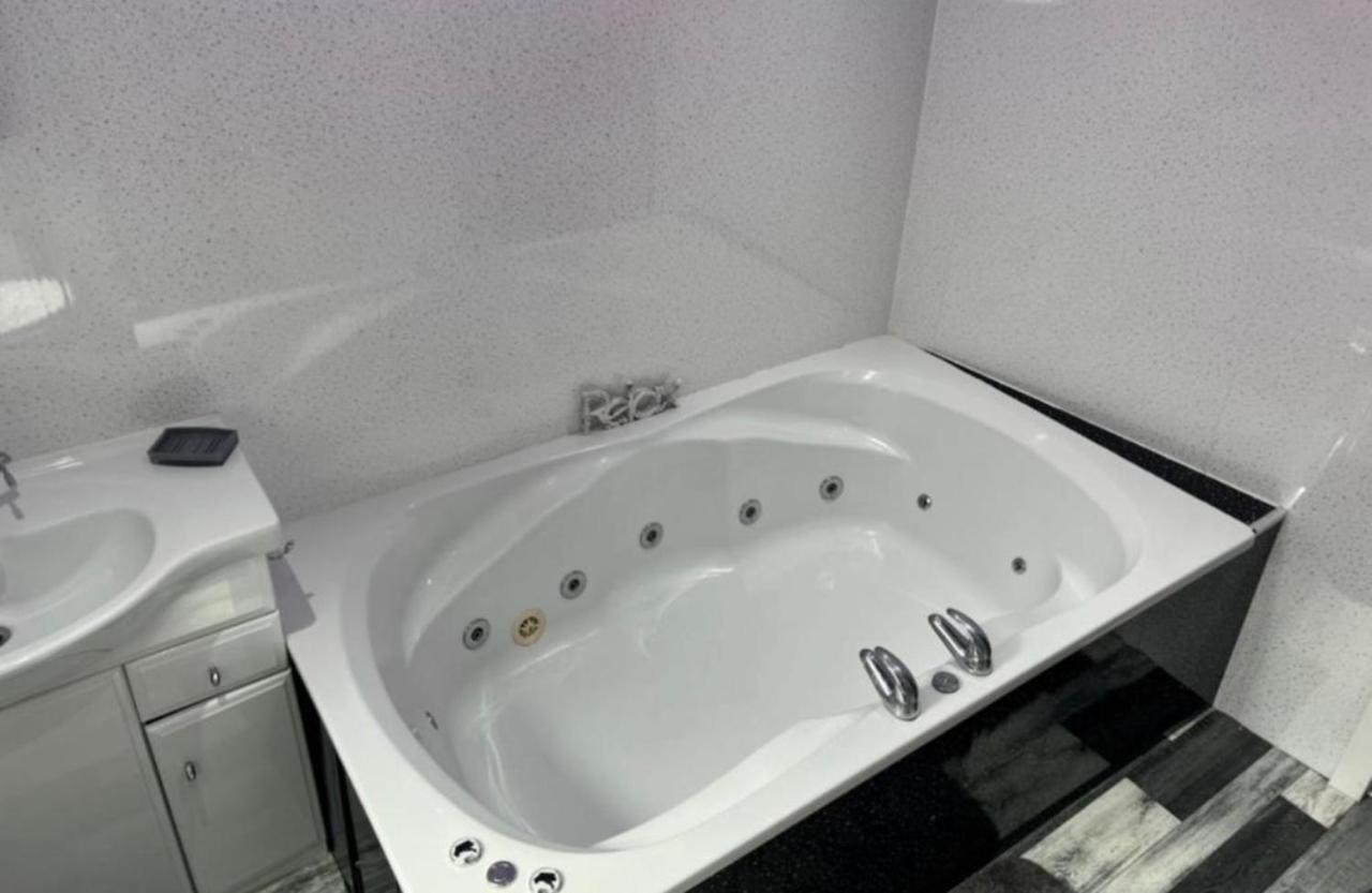 Sea View Apartment Large Balcony Whirlpool Bath 2 Bedrooms Sky Glass Tv Бринлингтон Экстерьер фото